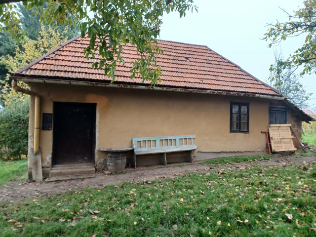Predaj-2 priestranné pozemky 2500 m2 s viničným domčekom Veľká Maňa