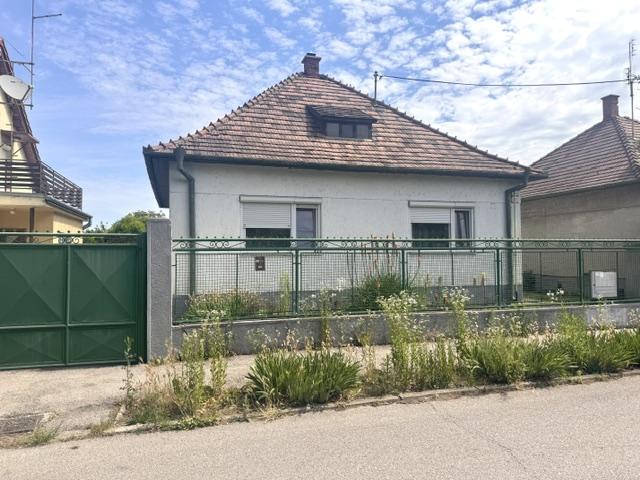 Predaj-Exkluzívne– Rodinný dom s veľkým pozemkom v obľúbenej lokalite mesta Šaľa