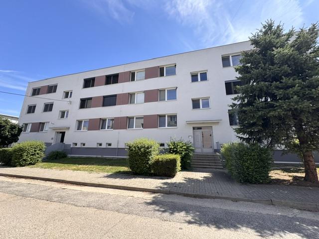 PREDAJ EXKLUZÍVNE | Kompletne zrekonštruovaný 3-izbový byt s garážou, záhradou a zariadením – Močenok