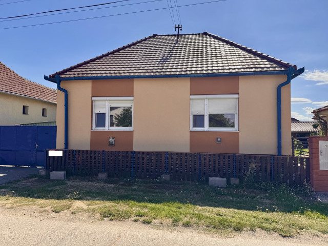 NA PREDAJ 3-IZBOVÝ RODINNÝ DOM S PRIESTRANNÝM POZEMKOM – ŠURANY