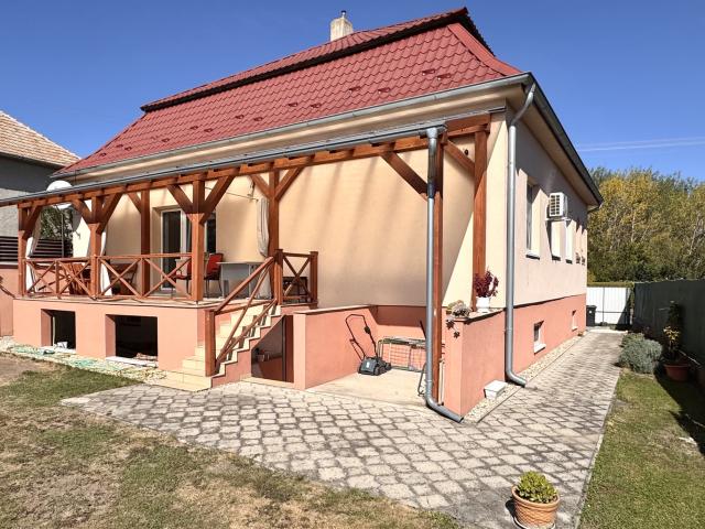 NA PREDAJ-3 IZBOVÝ RODINNÝ DOM S KRYTOU TERASOU A PRIESTRANNÝM POZEMKOM – BÁNOV