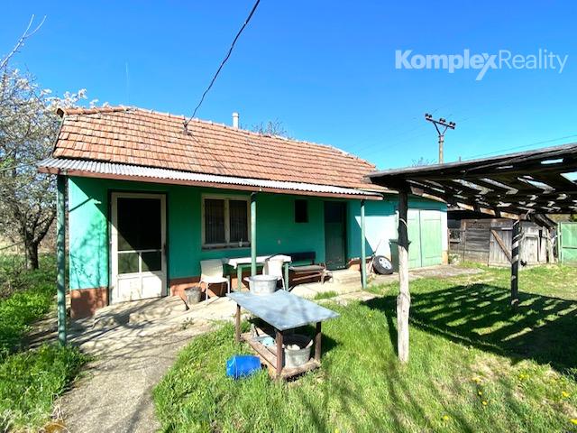 Na predaj 2-izbový rodinný dom s veľkým pozemkom v obci Dubník, okres Nové Zámky – možnosť výstavby ďalšieho domu