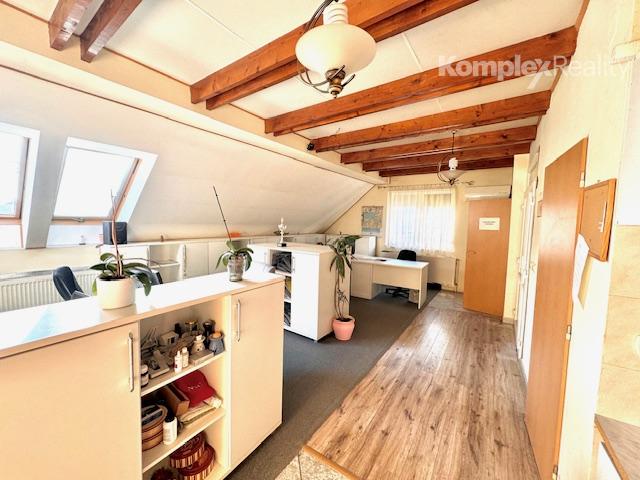 Predaj- priestranný rodinný dom s možnosťou podnikania v centre Nových Zámkov