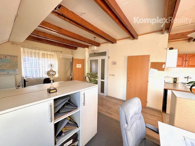 Predaj- priestranný rodinný dom s možnosťou podnikania v centre Nových Zámkov