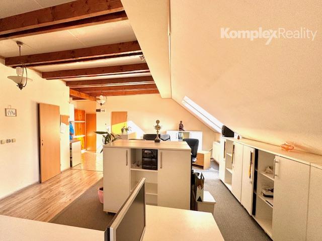 Predaj- priestranný rodinný dom s možnosťou podnikania v centre Nových Zámkov