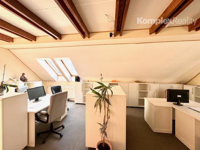 Predaj- priestranný rodinný dom s možnosťou podnikania v centre Nových Zámkov