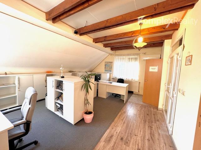 Predaj- priestranný rodinný dom s možnosťou podnikania v centre Nových Zámkov