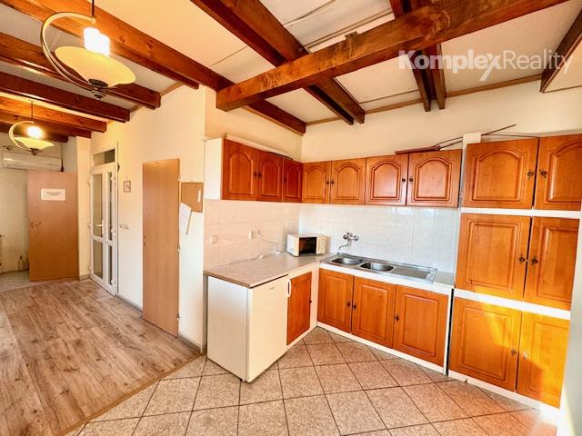 Predaj- priestranný rodinný dom s možnosťou podnikania v centre Nových Zámkov