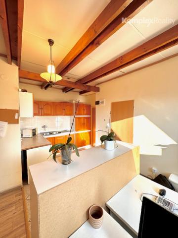 Predaj- priestranný rodinný dom s možnosťou podnikania v centre Nových Zámkov