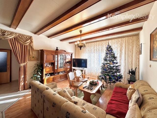 Predaj- priestranný rodinný dom s možnosťou podnikania v centre Nových Zámkov