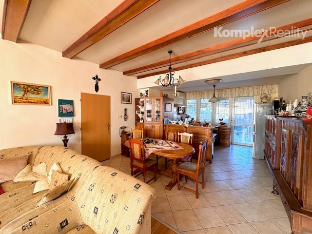 Predaj- priestranný rodinný dom s možnosťou podnikania v centre Nových Zámkov