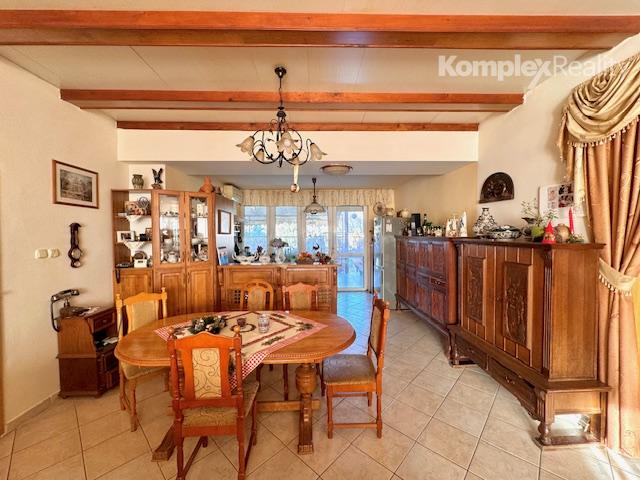 Predaj- priestranný rodinný dom s možnosťou podnikania v centre Nových Zámkov