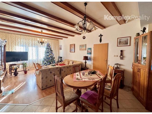 Predaj- priestranný rodinný dom s možnosťou podnikania v centre Nových Zámkov