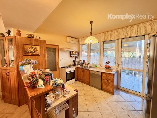 Predaj- priestranný rodinný dom s možnosťou podnikania v centre Nových Zámkov