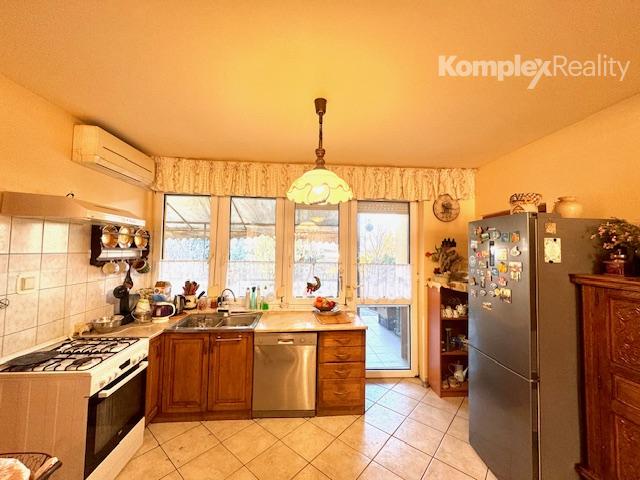 Predaj- priestranný rodinný dom s možnosťou podnikania v centre Nových Zámkov