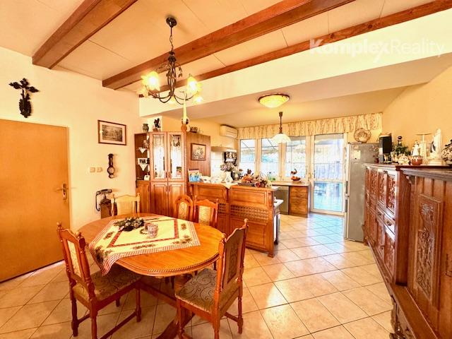 Predaj- priestranný rodinný dom s možnosťou podnikania v centre Nových Zámkov