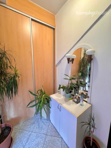 Predaj- priestranný rodinný dom s možnosťou podnikania v centre Nových Zámkov