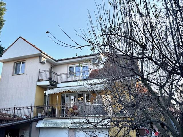 Predaj- priestranný rodinný dom s možnosťou podnikania v centre Nových Zámkov