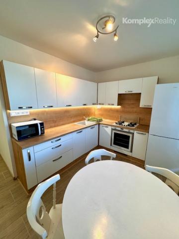 Prenájom-  zariadený 2i byt s balkónom Nové Zámky