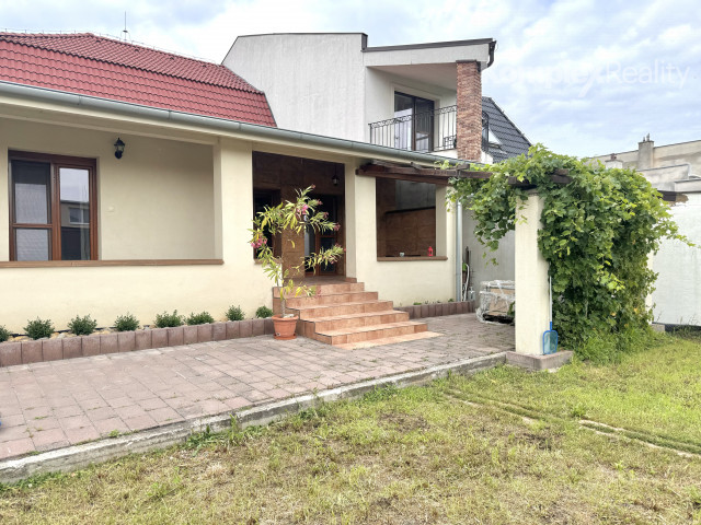 REZERVOVANÉ!Predaj- 4i rodinný dom s bazénom" Milionárska štvrť "Nové Zámky