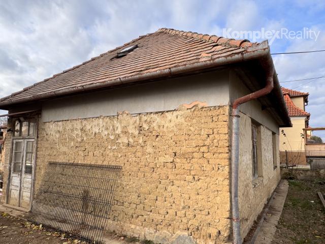 Predaj- 3 izbový  starší rodinný dom s pekným pozemkom  v obci Rúbaň