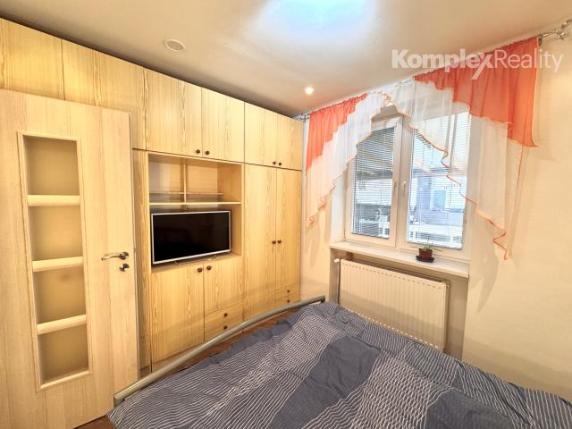 Na predaj priestranný 3-izbový rodinný dom s veľkým pozemkom a novou terasou – Kolta