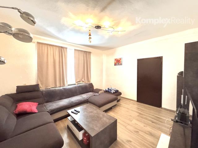 Na predaj priestranný 3-izbový rodinný dom s veľkým pozemkom a novou terasou – Kolta