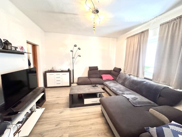 Na predaj priestranný 3-izbový rodinný dom s veľkým pozemkom a novou terasou – Kolta