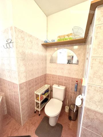 Na predaj priestranný 3-izbový rodinný dom s veľkým pozemkom a novou terasou – Kolta