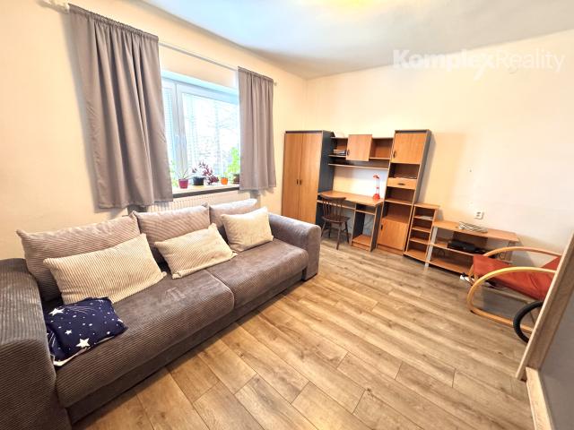 Na predaj priestranný 3-izbový rodinný dom s veľkým pozemkom a novou terasou – Kolta