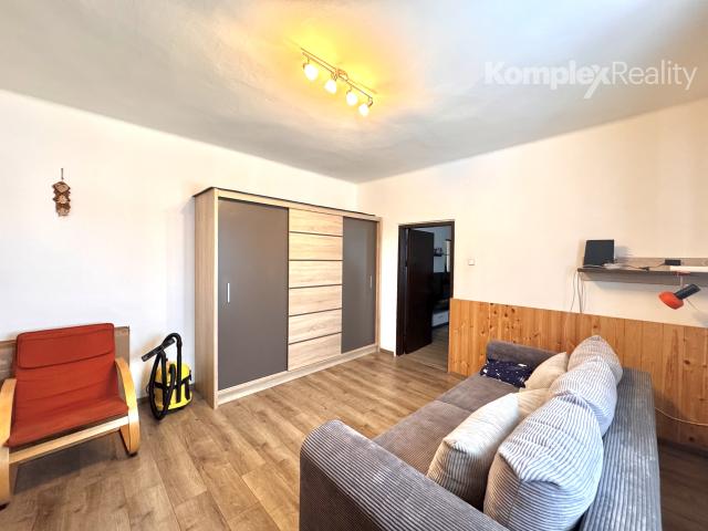 Na predaj priestranný 3-izbový rodinný dom s veľkým pozemkom a novou terasou – Kolta