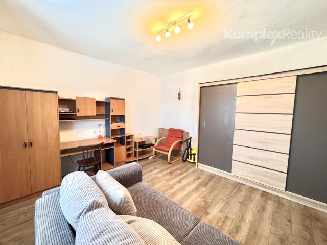 Na predaj priestranný 3-izbový rodinný dom s veľkým pozemkom a novou terasou – Kolta