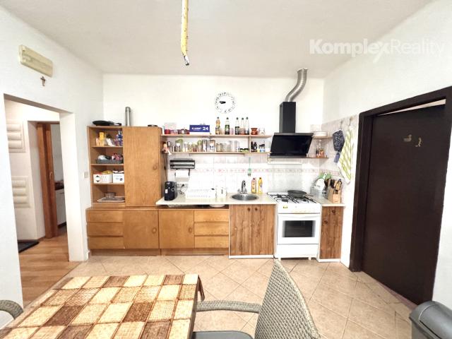 Na predaj priestranný 3-izbový rodinný dom s veľkým pozemkom a novou terasou – Kolta