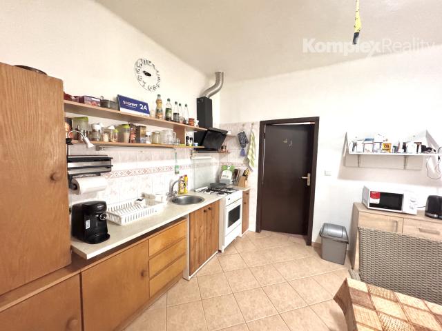 Na predaj priestranný 3-izbový rodinný dom s veľkým pozemkom a novou terasou – Kolta