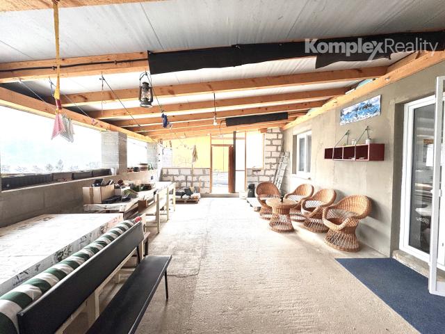 Na predaj priestranný 3-izbový rodinný dom s veľkým pozemkom a novou terasou – Kolta