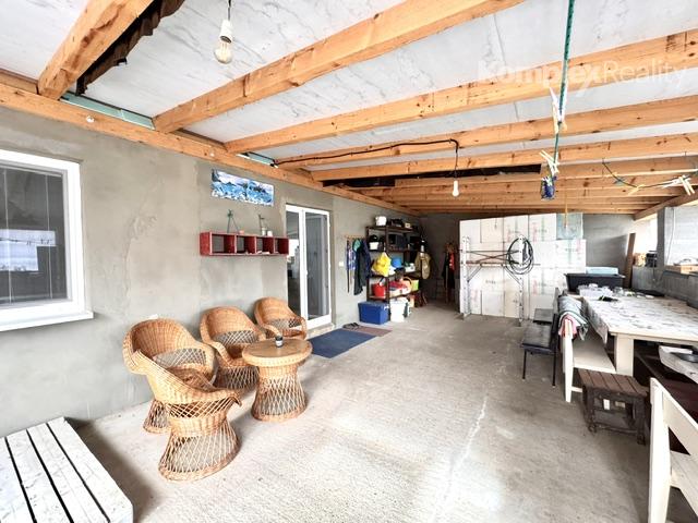 Na predaj priestranný 3-izbový rodinný dom s veľkým pozemkom a novou terasou – Kolta