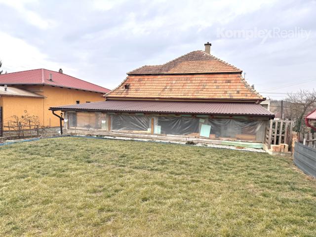 Na predaj priestranný 3-izbový rodinný dom s veľkým pozemkom a novou terasou – Kolta