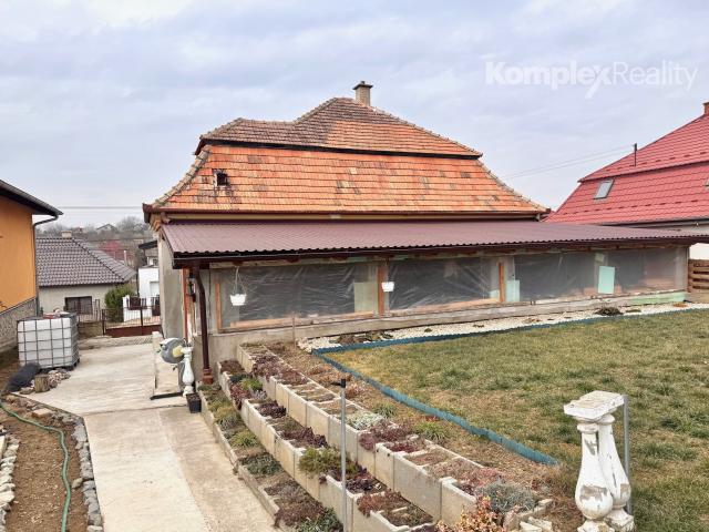 Na predaj priestranný 3-izbový rodinný dom s veľkým pozemkom a novou terasou – Kolta