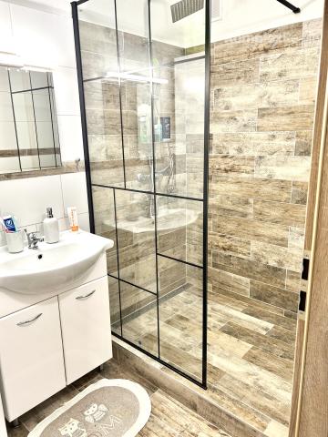 Predaj- priestranný 2 izbový byt s balkónom po kompletnej rekonštrukcii, Nové Zámky