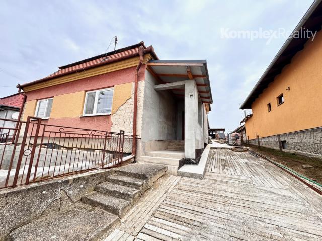 Na predaj priestranný 3-izbový rodinný dom s veľkým pozemkom a novou terasou – Kolta