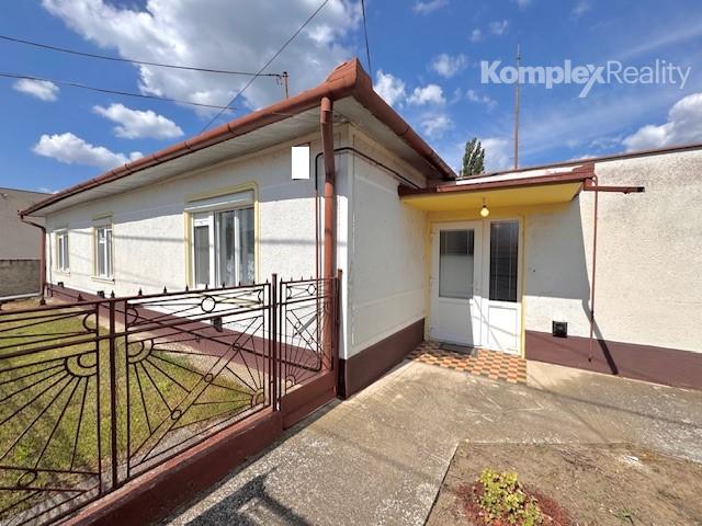 Na predaj: 5-izbový rodinný dom so samostatnou garážou a letnou kuchyňou v obci Tvrdošovce