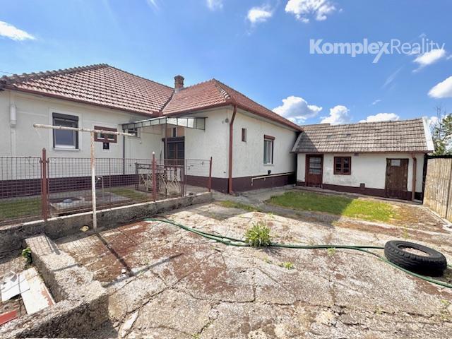 Na predaj: 5-izbový rodinný dom so samostatnou garážou a letnou kuchyňou v obci Tvrdošovce