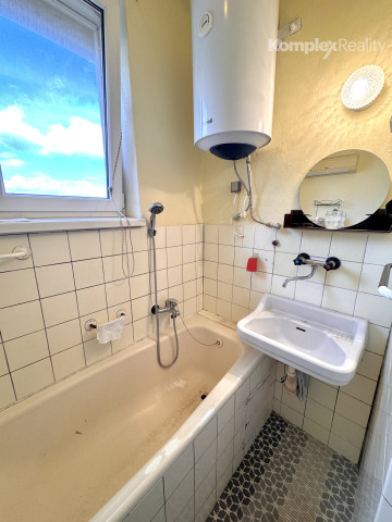 Na predaj: 5-izbový rodinný dom so samostatnou garážou a letnou kuchyňou v obci Tvrdošovce