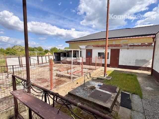 Na predaj: 5-izbový rodinný dom so samostatnou garážou a letnou kuchyňou v obci Tvrdošovce