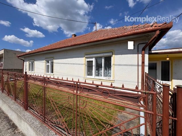 Na predaj: 5-izbový rodinný dom so samostatnou garážou a letnou kuchyňou v obci Tvrdošovce