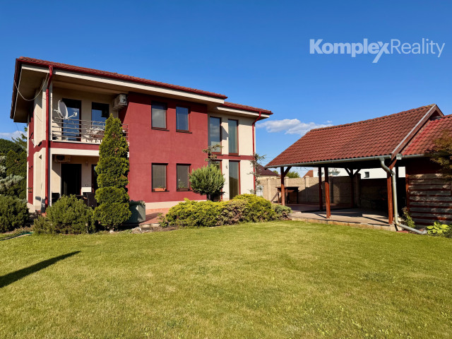 Na predaj: Luxusný 5-izbový rodinný dom s bazénom, dvojgarážou a záhradným domom v obci Andovce