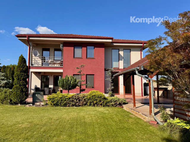 Na predaj: Luxusný 5-izbový rodinný dom s bazénom, dvojgarážou a záhradným domom v obci Andovce