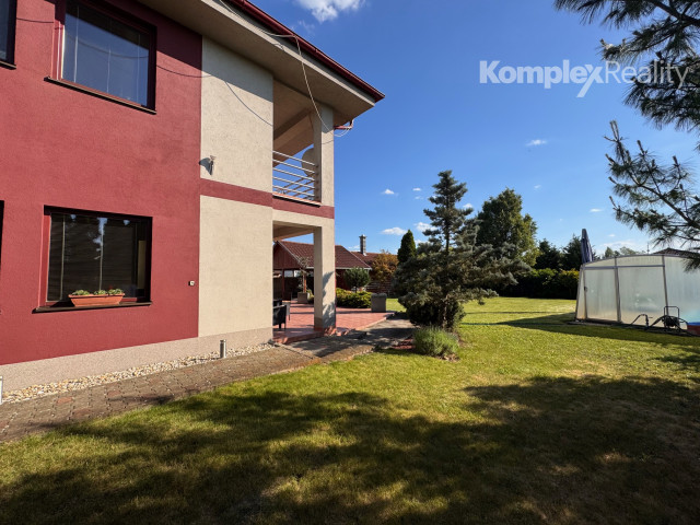 Na predaj: Luxusný 5-izbový rodinný dom s bazénom, dvojgarážou a záhradným domom v obci Andovce