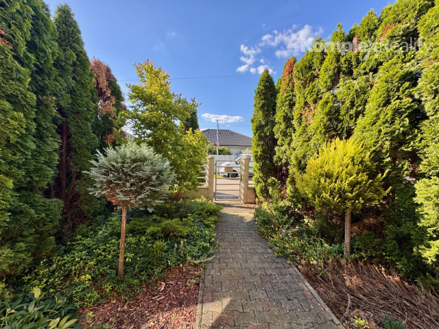 Na predaj: Luxusný 5-izbový rodinný dom s bazénom, dvojgarážou a záhradným domom v obci Andovce