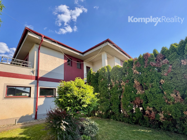 Na predaj: Luxusný 5-izbový rodinný dom s bazénom, dvojgarážou a záhradným domom v obci Andovce